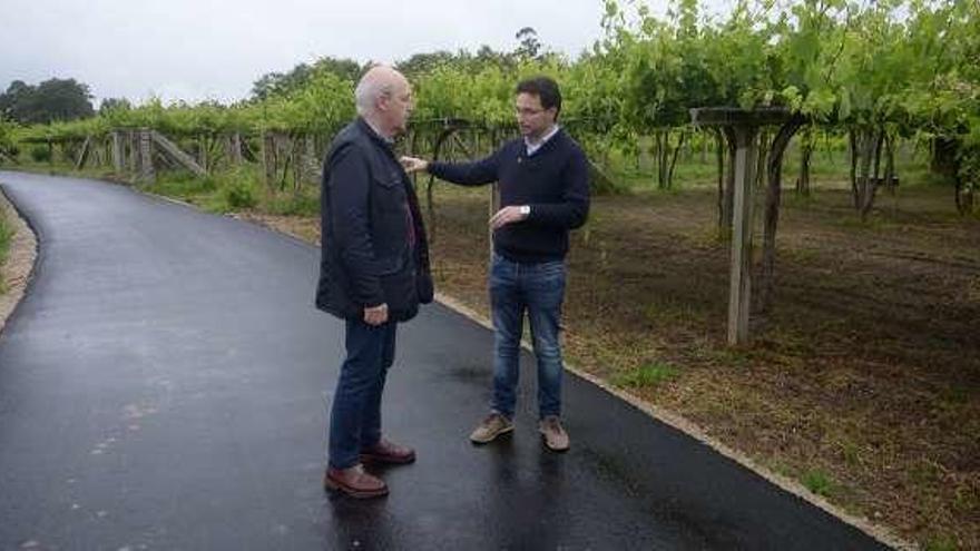 José Ramón Abal (derecha), ayer en Sartaxes. // Noé Parga