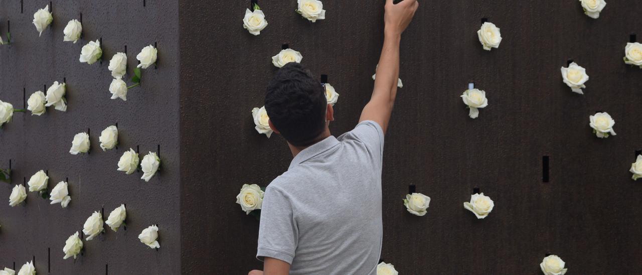 Ofrenda floral a las víctimas de la tragedia aérea JK5022 en 2019.