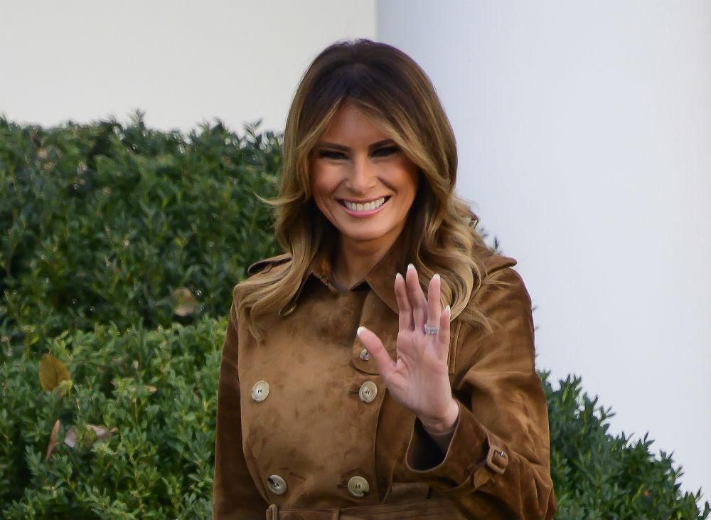 Melania Trump con trench de ante, de Burberry