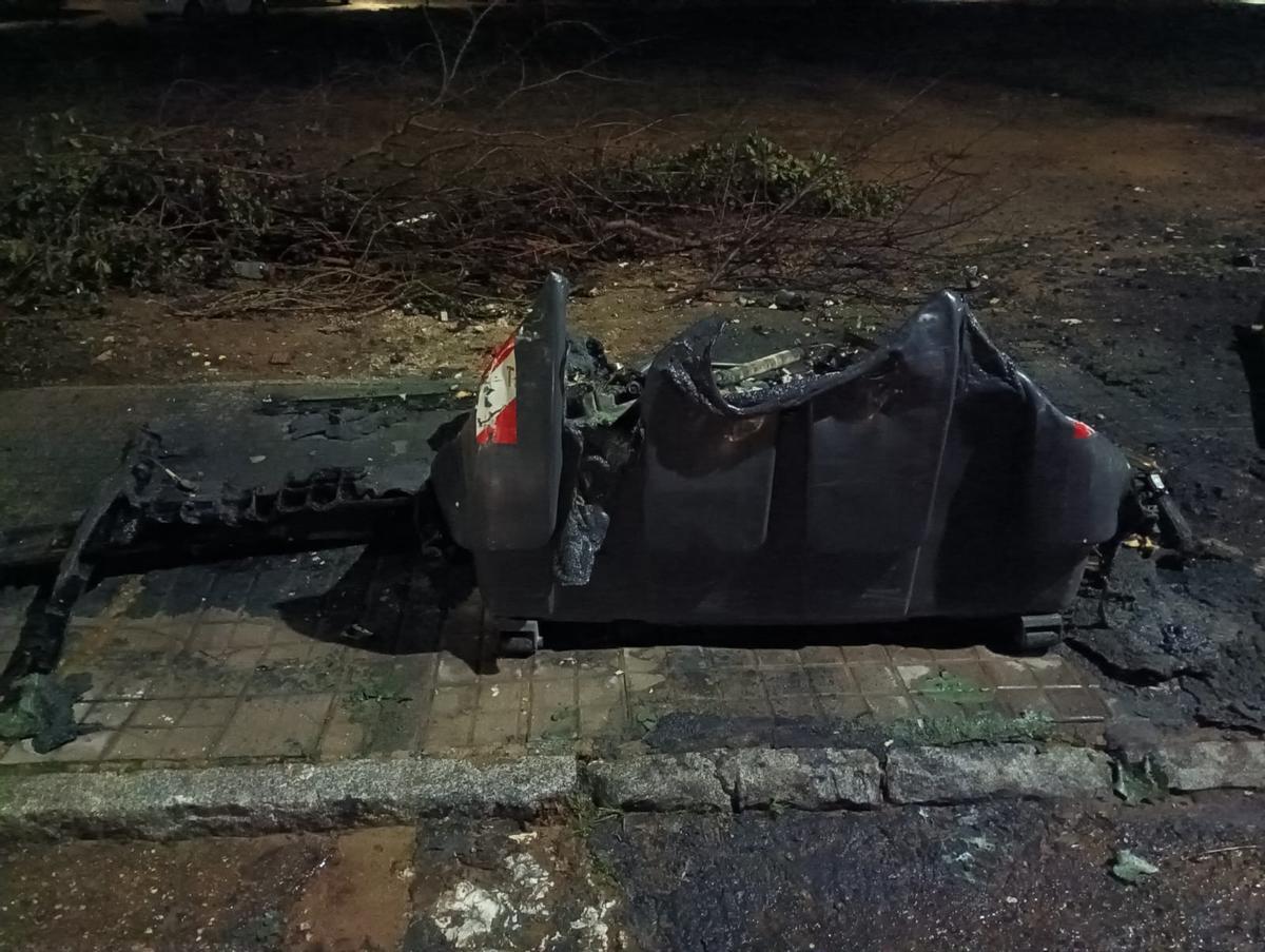 Lo único que ha quedado de uno de los contenedores tras el fuego.