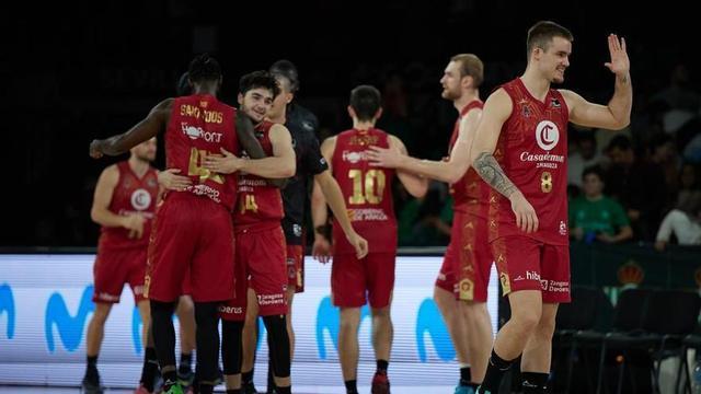 Los jugadores del Casademont celebran el triunfo en Sevilla.