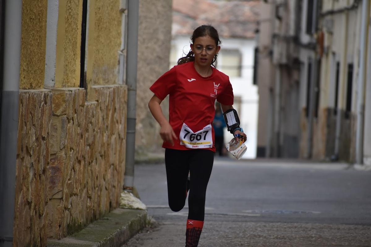 Una atleta del CAX Orientació en la prueba urbana del Trofeo de Cuenca.