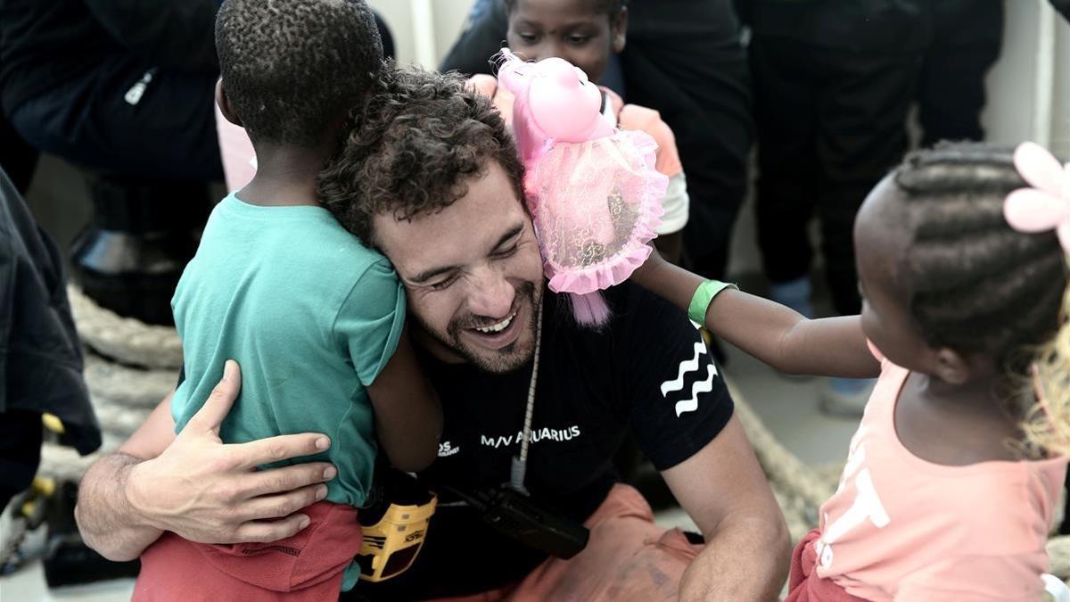 zentauroepp43819160 a crew member hugs a migrant child aboard the aquarius rescu180620134044