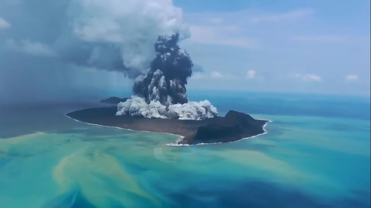 Eruopción del volcán Hunga, en Tonga.