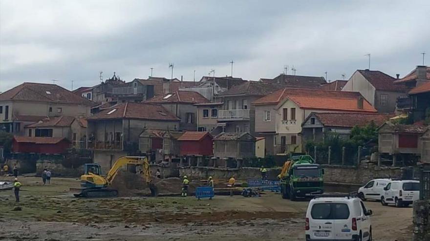 Trabajos en la Praia do Padrón, todavía cerrada al baño.  | // FDV