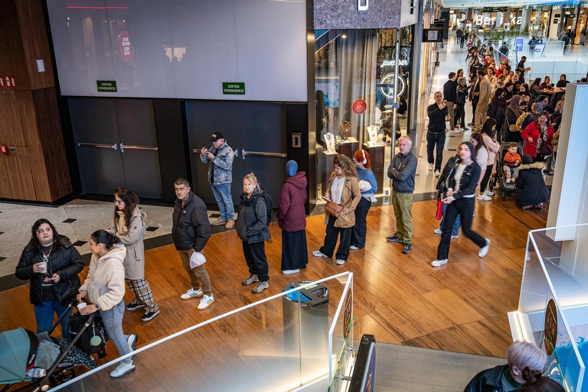 Furor y ofertas en el estreno de la primera tienda en Barcelona del outlet de grandes marcas TK-Maxx