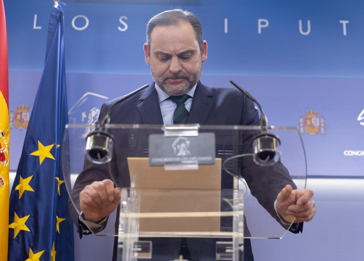 El exministro de Transportes y diputado del PSOE, José Luis Ábalos, durante una rueda de prensa, en el Congreso de los Diputados, a 27 de febrero de 2024, en Madrid (España).