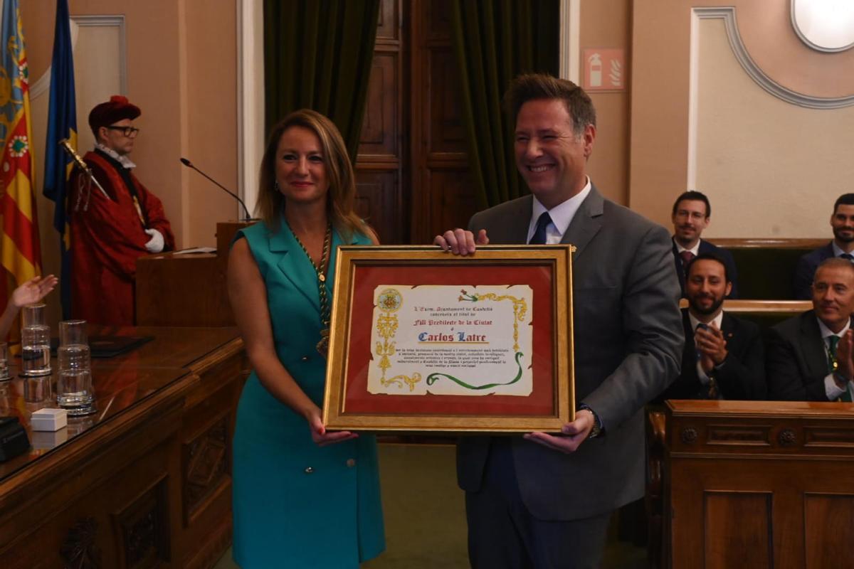 La alcaldesa de Castelló, Begoña Carrasco, junto a Carlos Latre, hijo predilecto de Castelló.