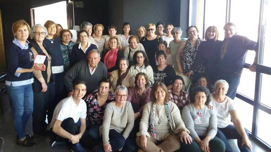 Foto de familia del grupo de encajeras &quot;La Hilandera&quot; en Valladolid.