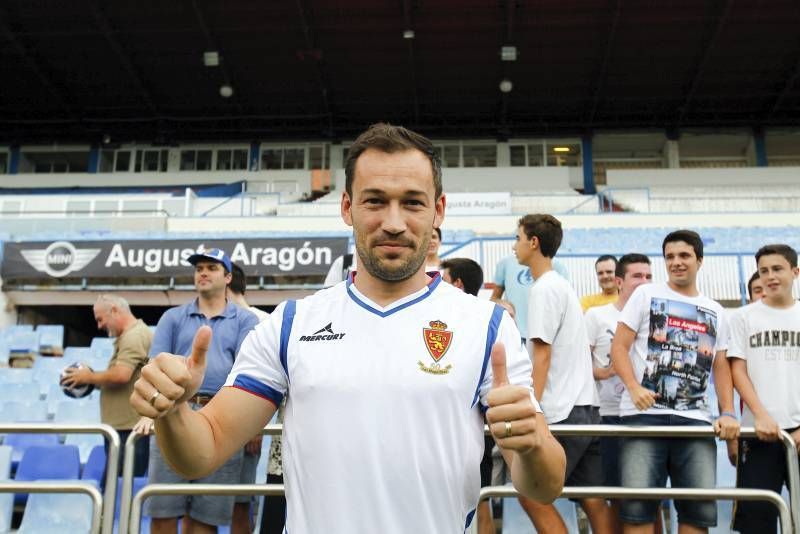 Presentación de Tato con el Real Zaragoza