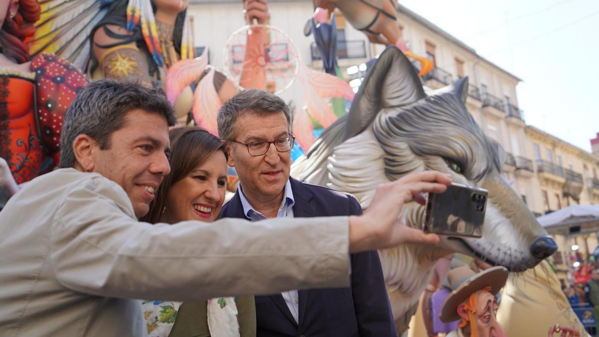 Mazón se hace un 'selfie' junto a Feijóo y Catalá.