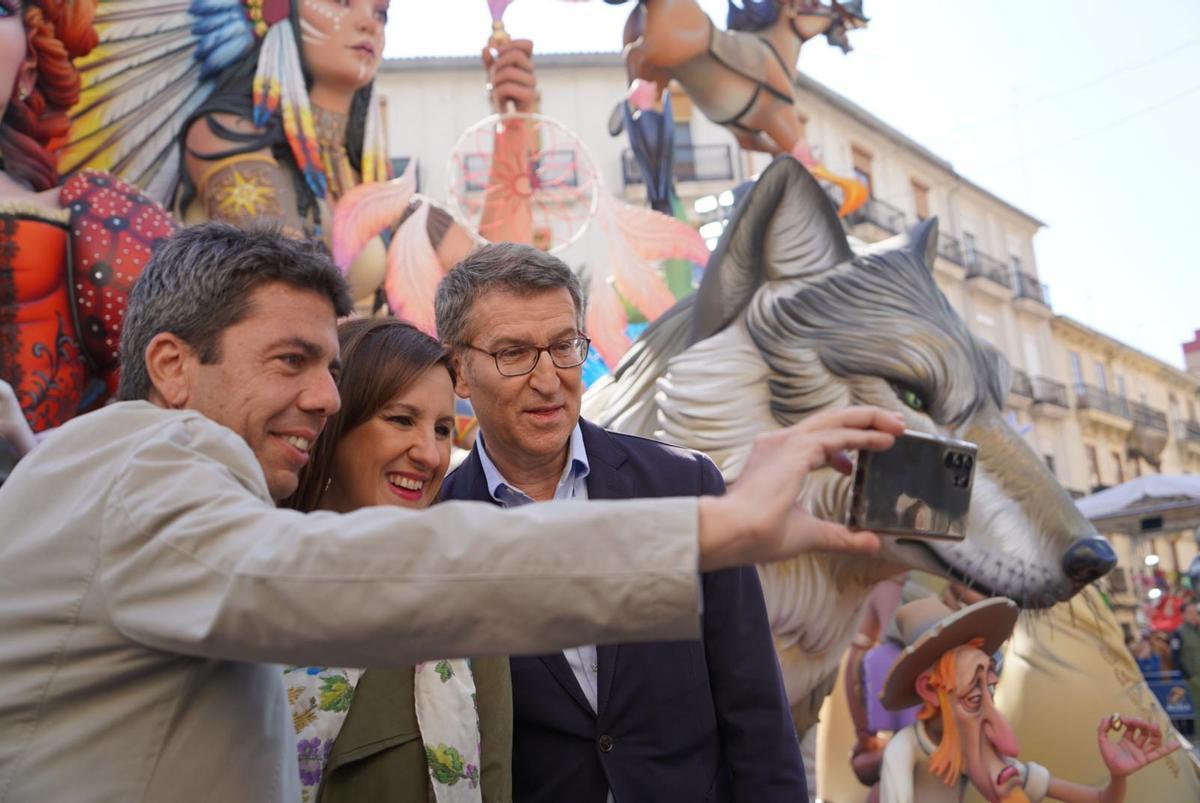 Mazón se hace un 'selfie' junto a Feijóo y Catalá.