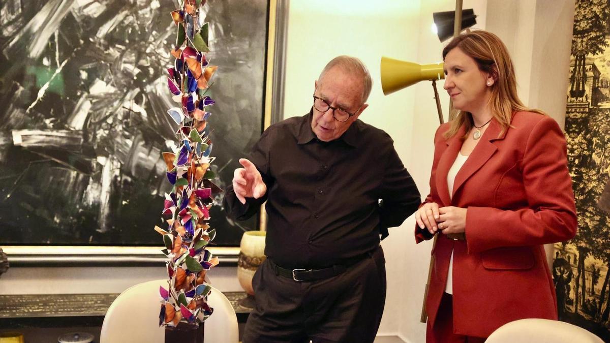 El escultor Manolo Valdés y la alcaldesa María José Catalá con una maqueta del monolito que presidirá el nuevo espacio.