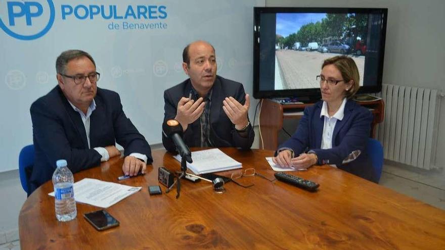 De izquierda a derecha, los populares Manuel Vega, José Manuel Salvador y Esther Fernández.