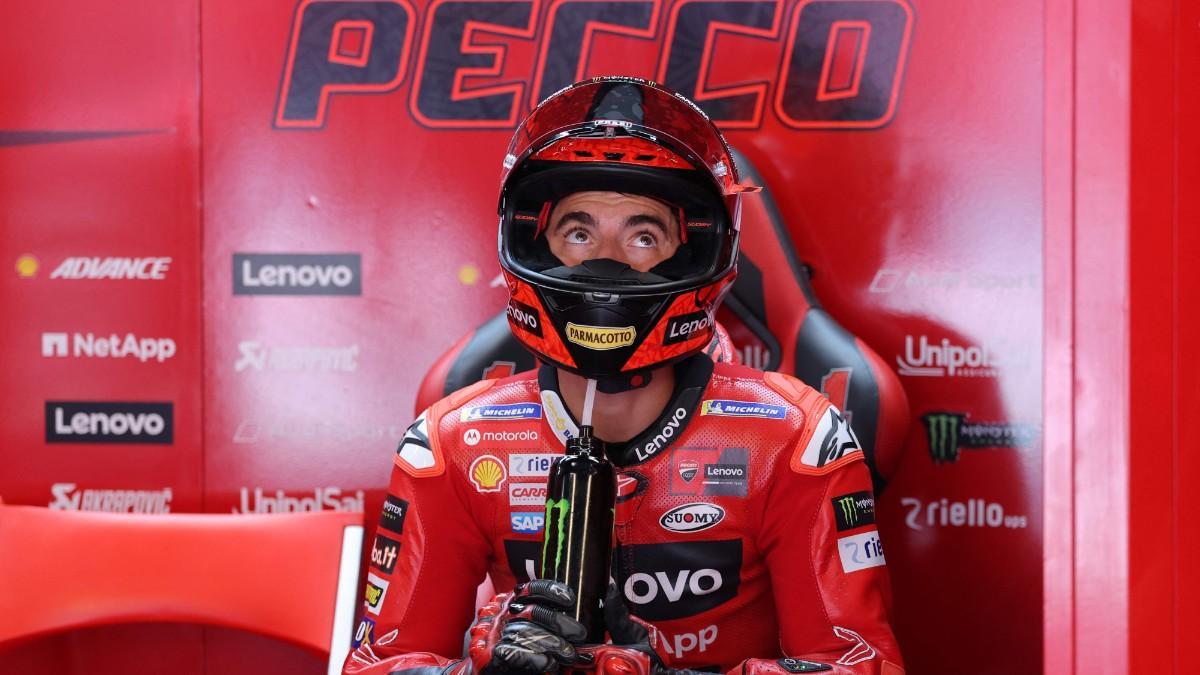 Pecco Bagnaia, en su box durante el GP de Catalunya