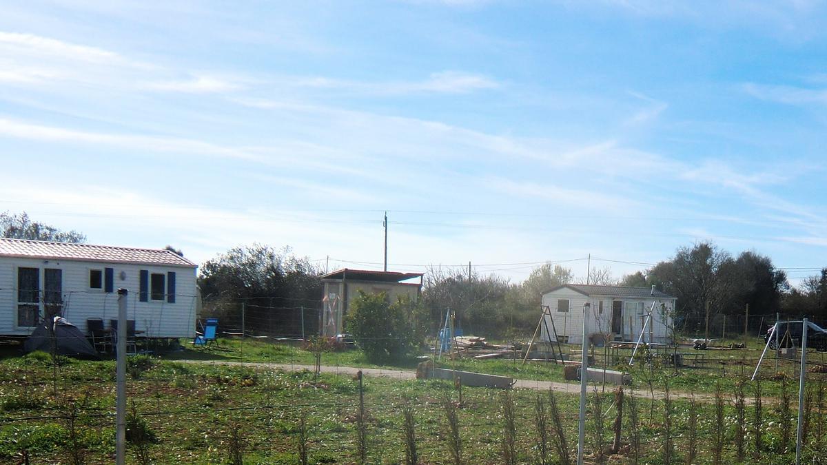 Algunas de las casas prefabricadas que forman parte del asentamiento.