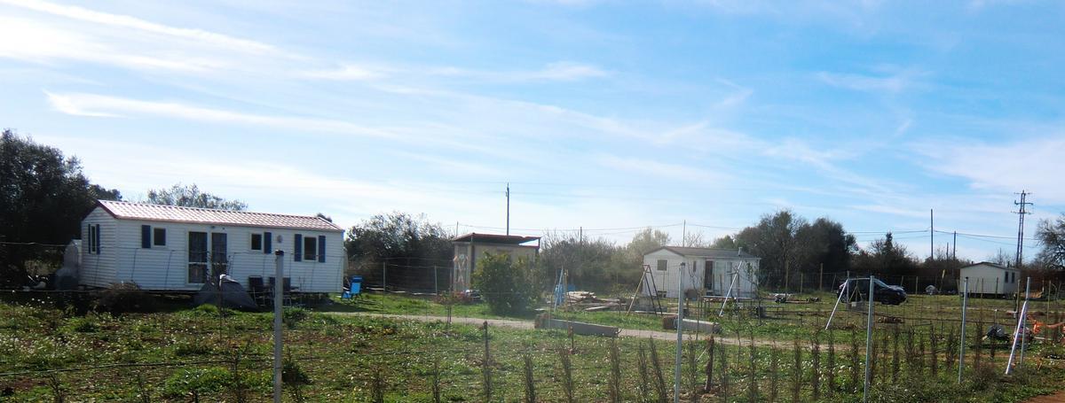 Algunas de las casas prefabricadas que forman parte del asentamiento.