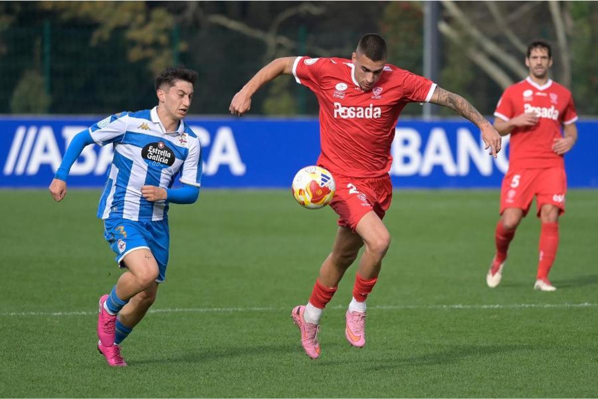Una acción del encuentro de ida entre Deportivo Fabril y Marino de Luanco