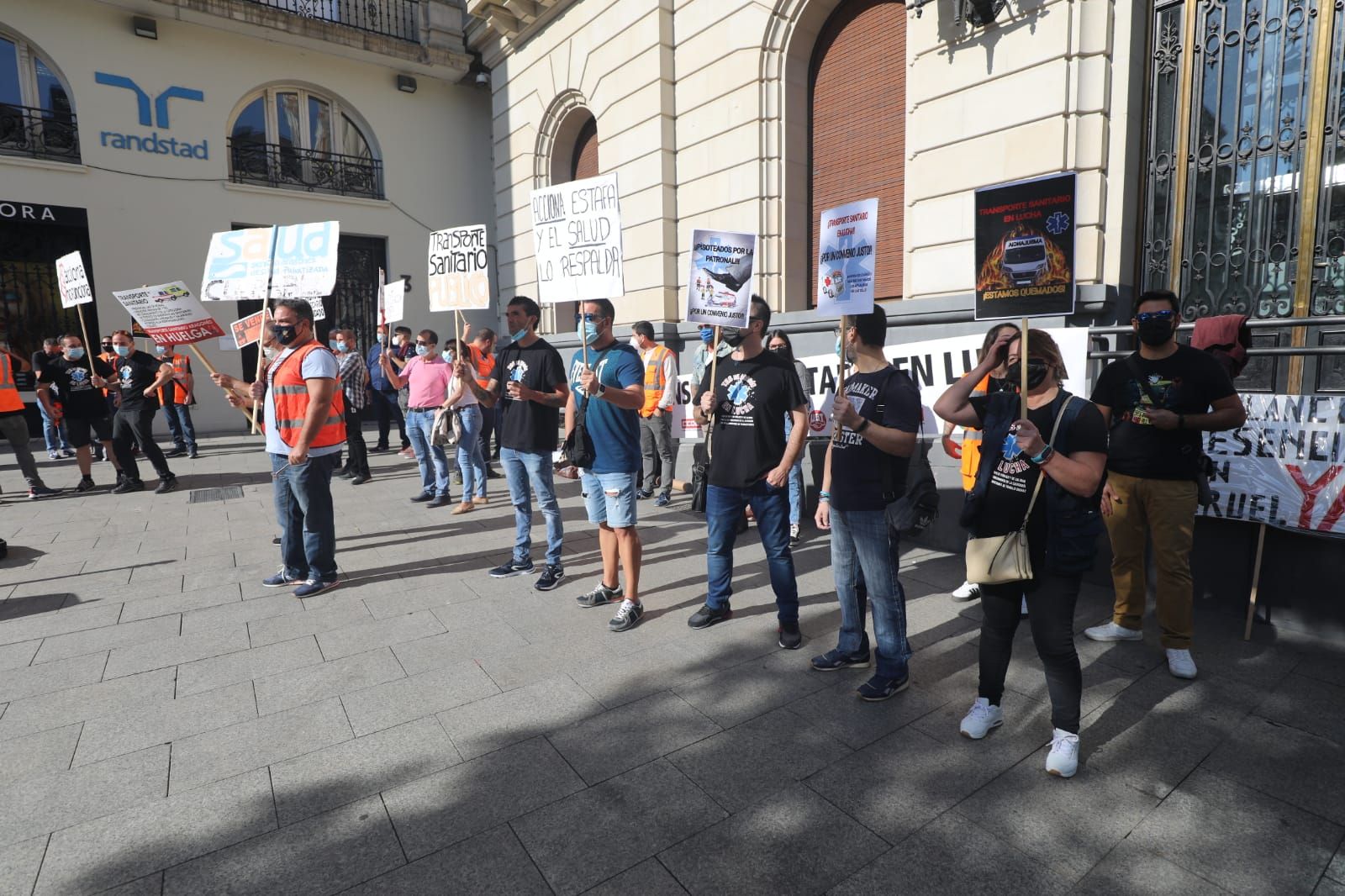 Protesta de los trabajadores del transporte sanitario aragonés