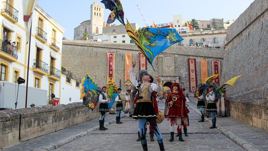 Inauguración de Ibiza Medieval: Un arranque de fiesta con elefantes y bárbaros