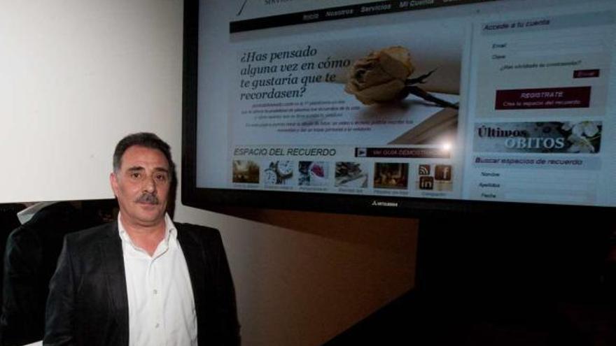 Dos momentos de la presentación ayer en la Cámara de Comercio de la empresa de servicios funerarios online de Miguel Adán Martínez .