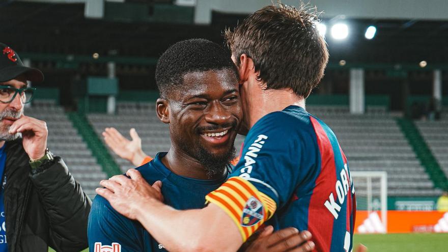 Ntamack y Kortajarena se abrazan tras la victoria.