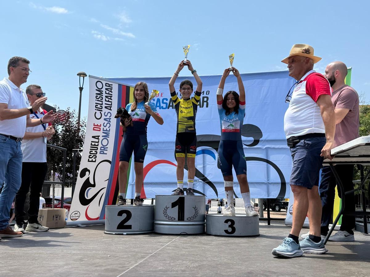Vera Mollà, de la Escola de Ciclisme d'Ontinyent, en lo alto del podio en la carrera de Alfafar.