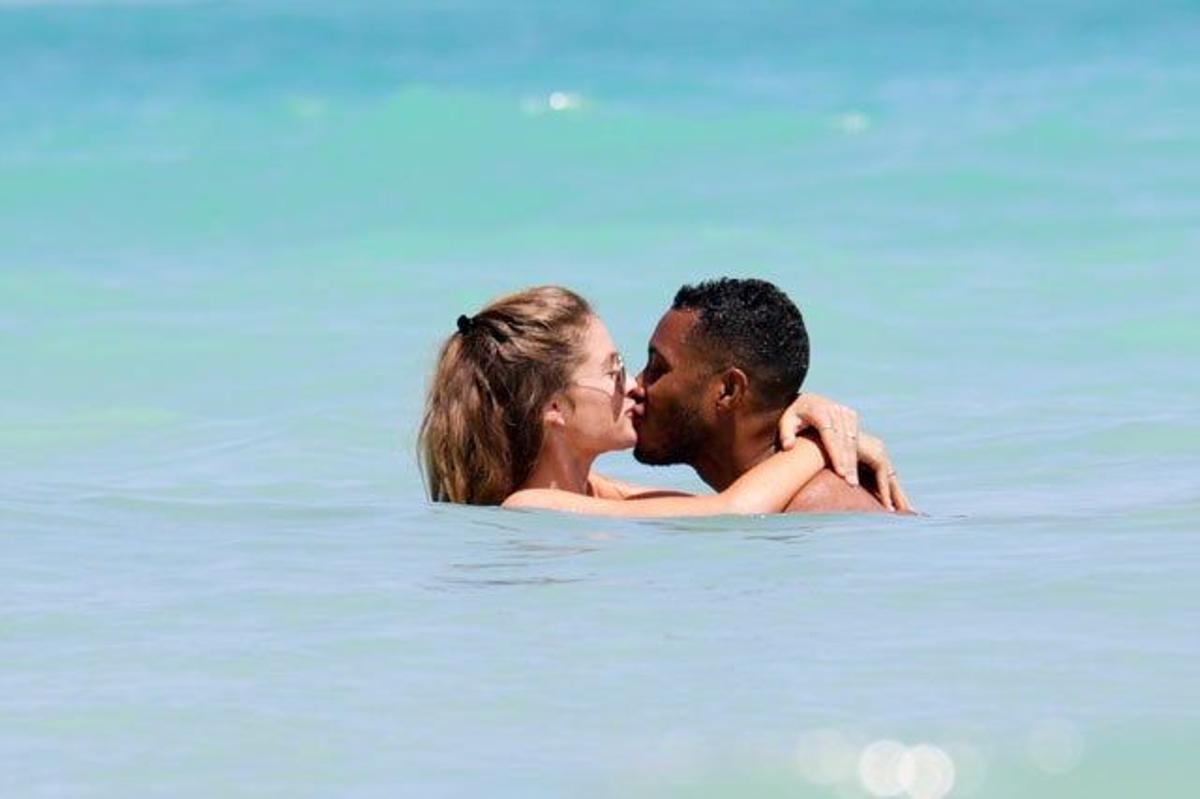 Doutzen Kroes y su marido besándose dentro del mar