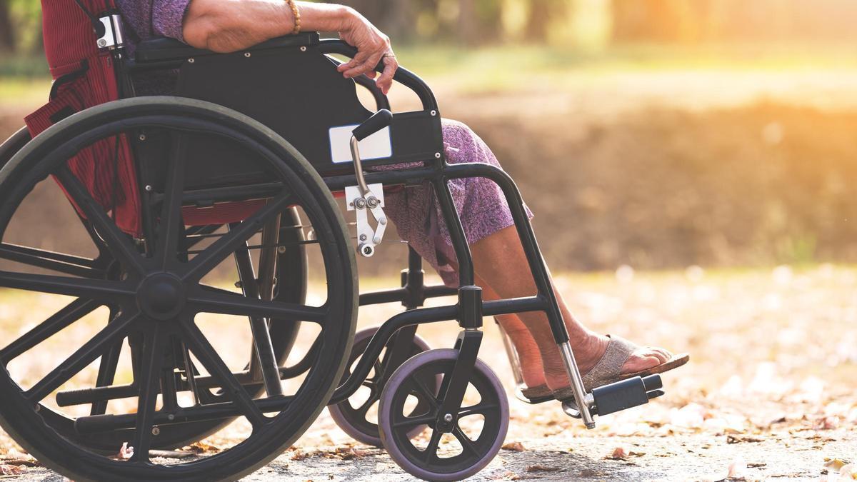 Una mujer en silla de ruedas.