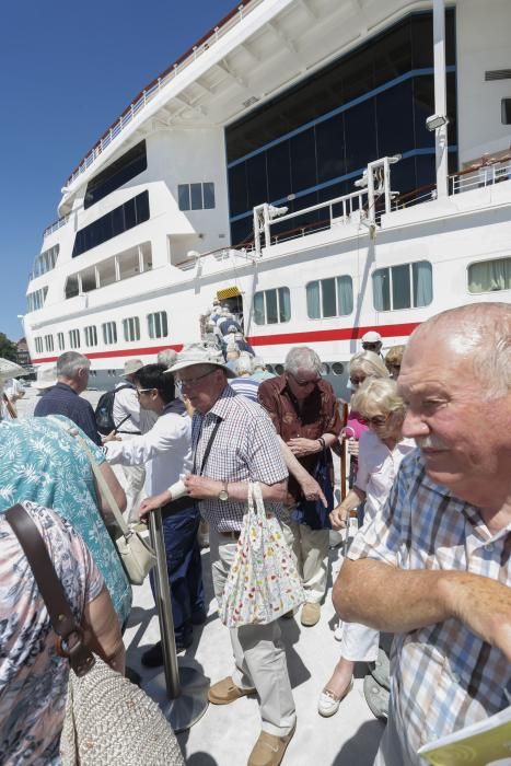 Cruceristas del buque "Braemar" en Avilés