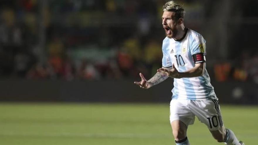 Messi canta su gol de falta directa, el primer tanto del Argentina-Colombia (3-0).