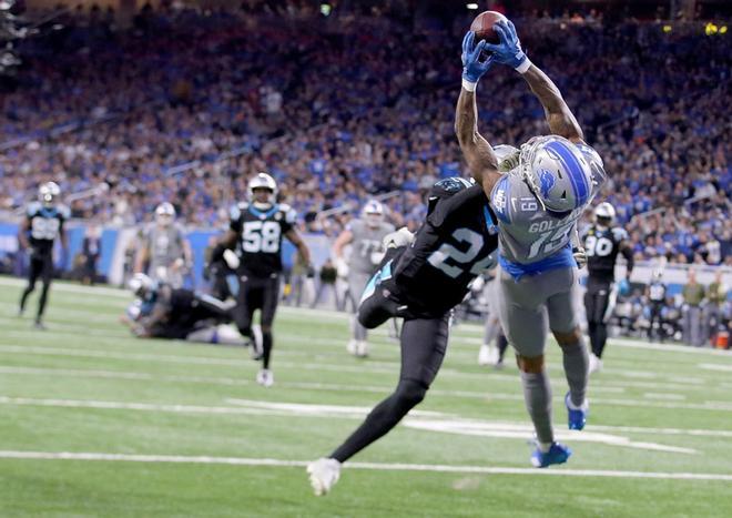 Kenny Golladay # 19 de los Detroit Lions realiza una recepcion contra James Bradberry # 24 de los Carolina Panthers durante el ultimo cuarto en el Ford Field en Detroit, Michigan. Detroit derrotó a Carolina 20-19.