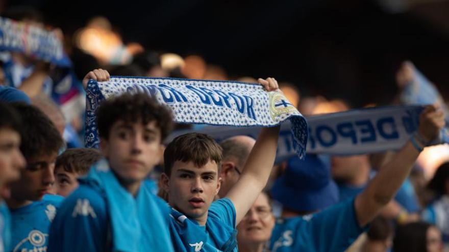 Jóvenes aficionados en el último partido en Riazor. |  // CASTELEIRO / ROLLER A.