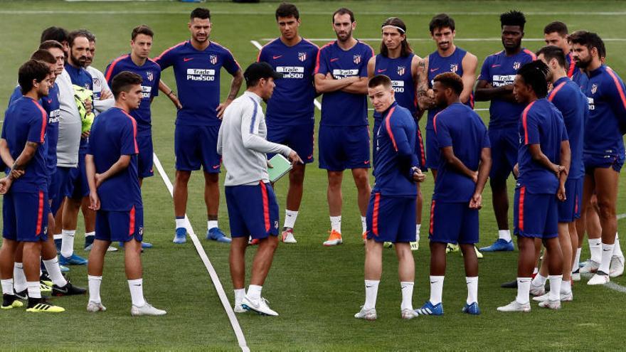 El entrenador argentino Diego Pablo Siemone (c), junto al delantero francés Kevin Gameiro (5d)