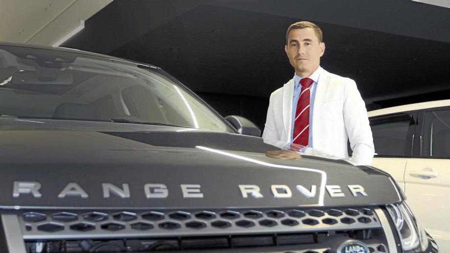 José Miguel Cruz, gerente de Premiercar, posa con el exitoso Range Rover Evoque