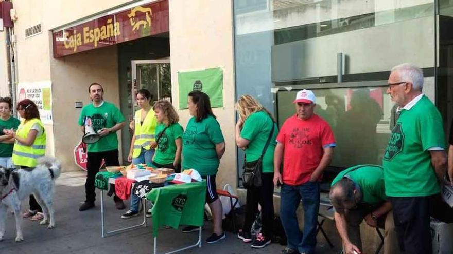 La PAH protesta frente a Caja España