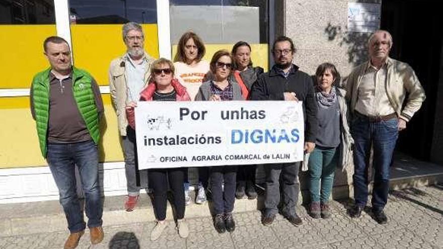 El personal de la OAC, ayer, durante la protesta. // Bernabé/Javier Lalín