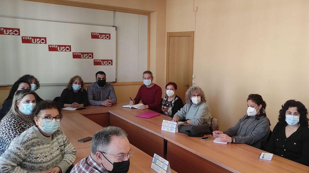 Carlos Rodríguez (quinto por la derecha) en una reunión con trabajadores de Siro en Toro