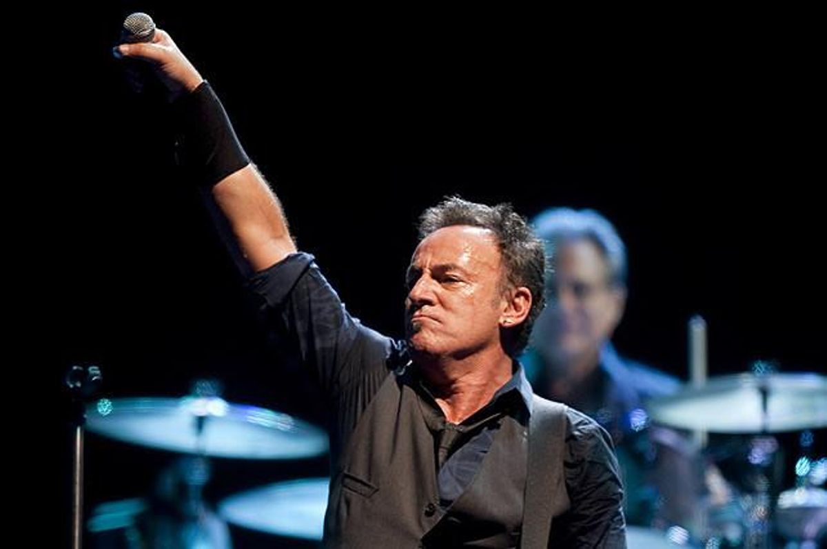 Bruce Springsteen aixecant el micro en el concert de l’Estadi Olímpic.
