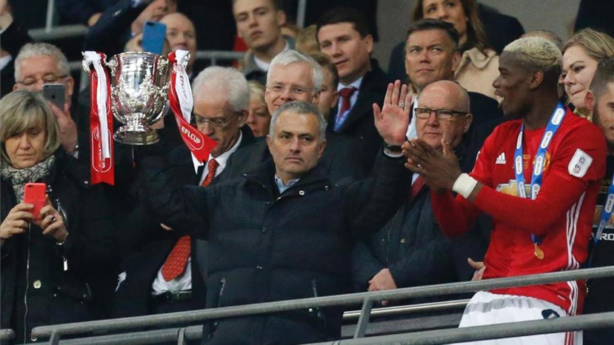 Mourinho alza la EFL Cup en el palco de Wembley