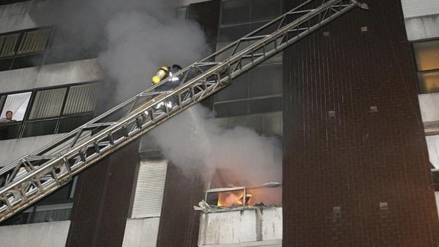 Los bomberos tuvieron que emplear la escalera para extinguir el fuego.