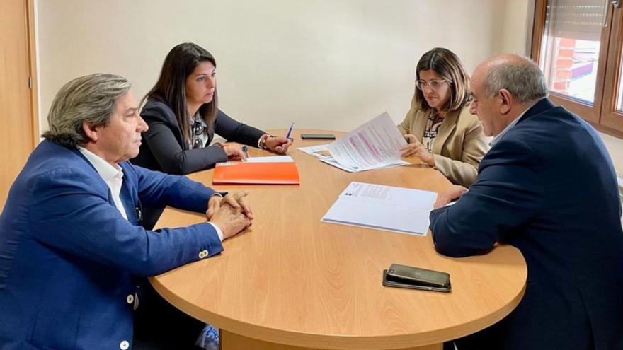 Representantes del Ayuntamiento de Benavente y de la UNED, en el aula e Benavente. | E. P.