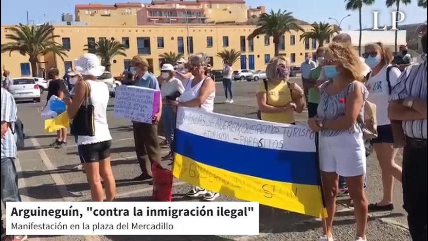 Manifestantes en la plaza del Mercadillo de Arguineguín "en contra de la inmigración ilegal"