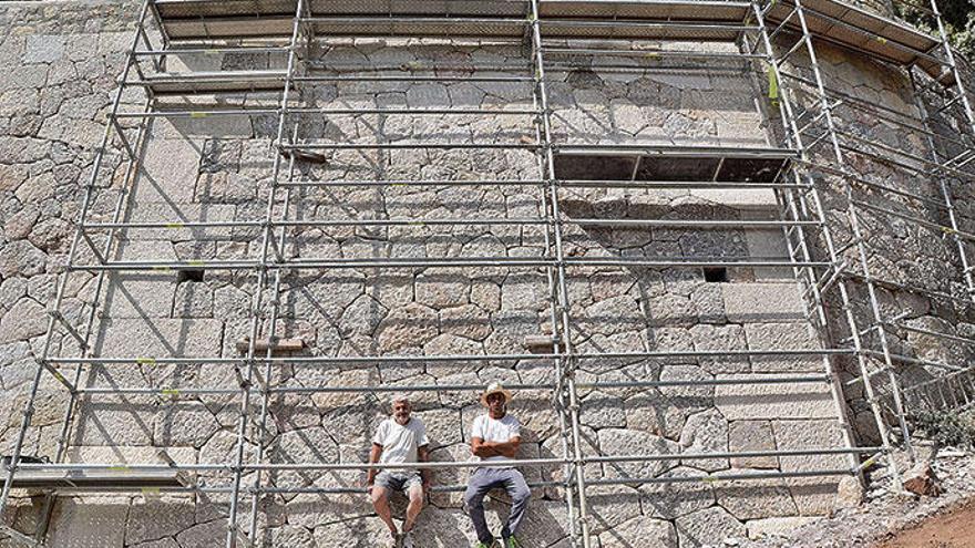 Fast neun Meter hoch, rund 15 Meter breit: Miquel Estarellas (li.) und Lorenzo Busquets sind stolz auf die Stützmauer an der Lluc-Straße, die im Trockensteinbau Mallorcas ihresgleichen sucht.