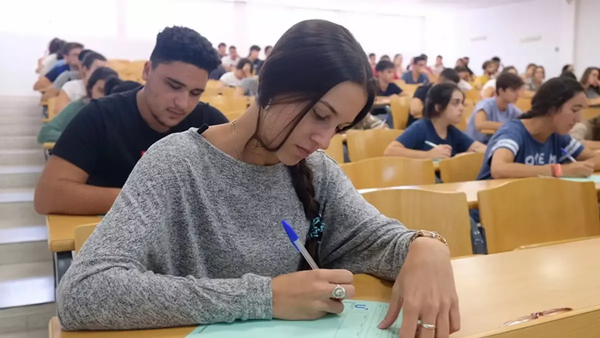 Estudiantes realizando la Selectividad