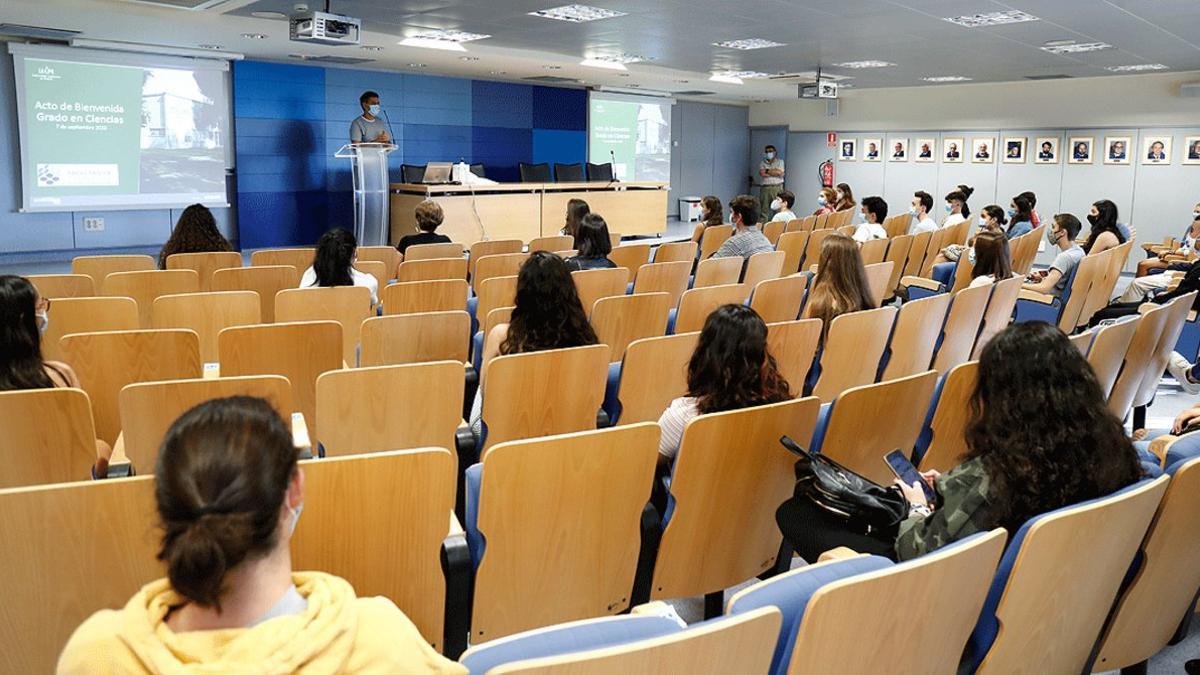 Un profesor imparte clase en una de las aulas de la Facultad de Ciencias de la Universidad Autónoma de Madrid, durante el primer día del curso escolar 2020-2021, el lunes 7 de septiembre