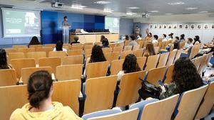 Un profesor imparte clase en una de las aulas de la Facultad de Ciencias de la Universidad Autónoma de Madrid, durante el primer día del curso escolar 2020-2021, el lunes 7 de septiembre. 
