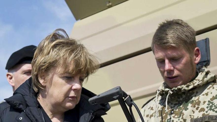 Merkel, ayer, durante su visita a la base de Mazar-i-Sharif.