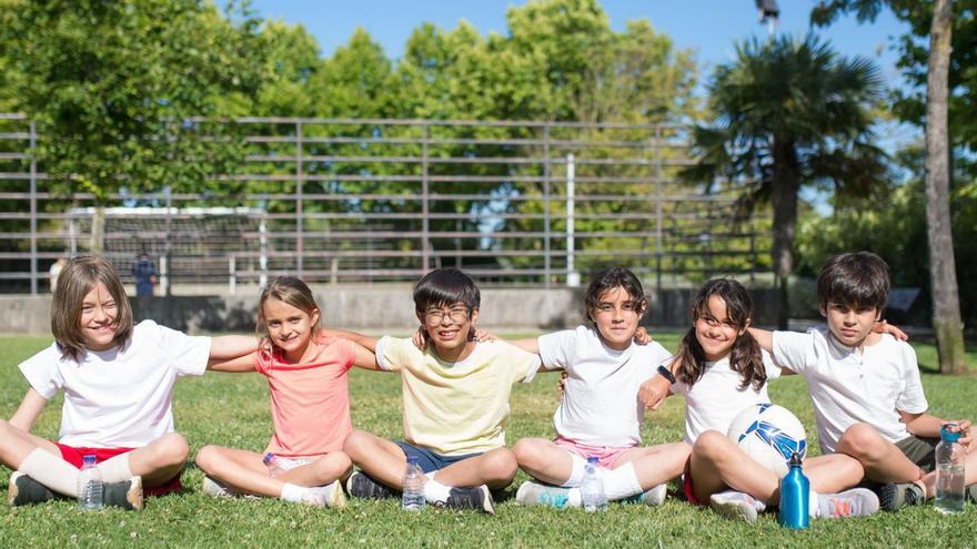 Un grupo de niños durante un campamento de verano. | Pexels