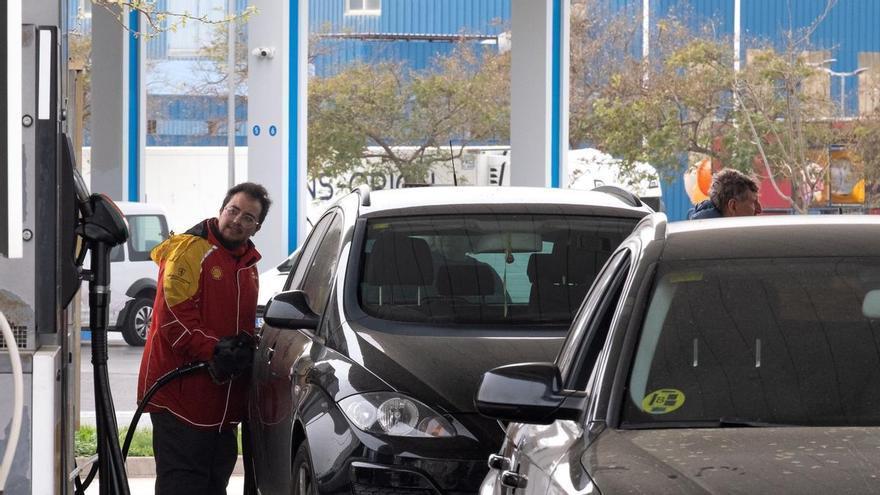El precio de la gasolina se dispara y las patronales reclaman recuperar «de inmediato» el descuento de 20 céntimos por litro: «Llenar el depósito se ha convertido en un lujo»